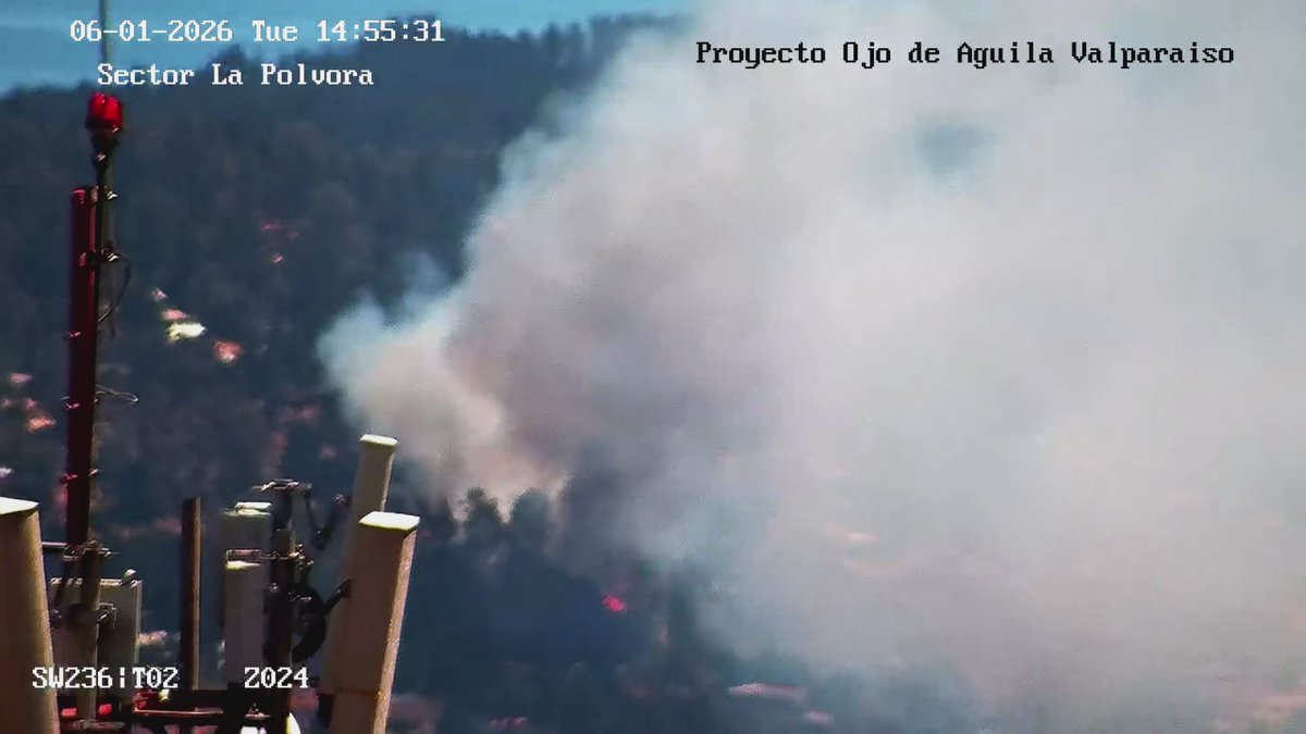 #AHORA  incendio forestal declarado que afecta a Laguna Verde en Valparaíso, donde se registra amenaza a viviendas.