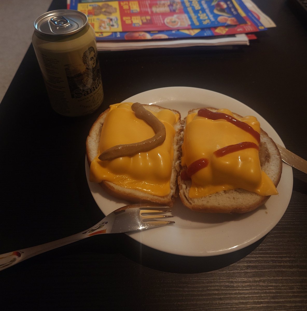 Kyllä jaksaa nukkua.😋#pinohimahommat