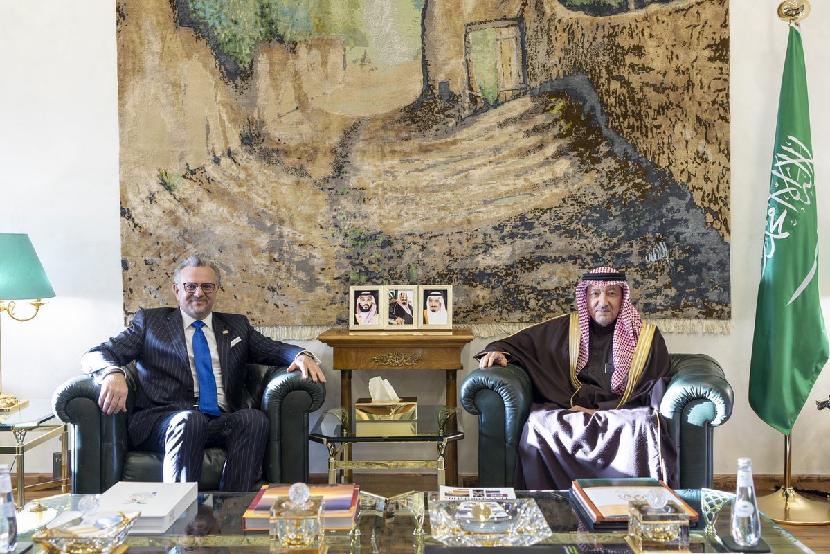 الولايات المتحدة تدعم المبادرة #السعودية بشأن #اليمن والتي تهدف لتوحيد جميع القوات العسكرية المتحالفة وتكثيف الجهود ضد الحوثيين .
كما أبدت دعمها الكامل لمبادرة المملكة بإستضافة الحوار الجنوبي-الجنوبي 🇺🇸🇸🇦