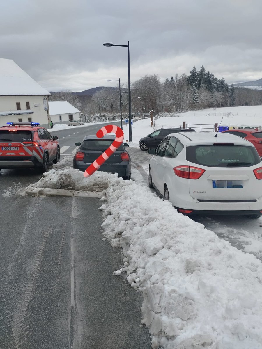 Nos encanta que todas las personas disfruten de la nieve y del paisaje.
Pero recordamos que hay quien trabaja para ello.

Dulce navideño para quien no permite que la máquina quitanieves de Roncesvalles pueda trabajar bien.

#SeguridadVial