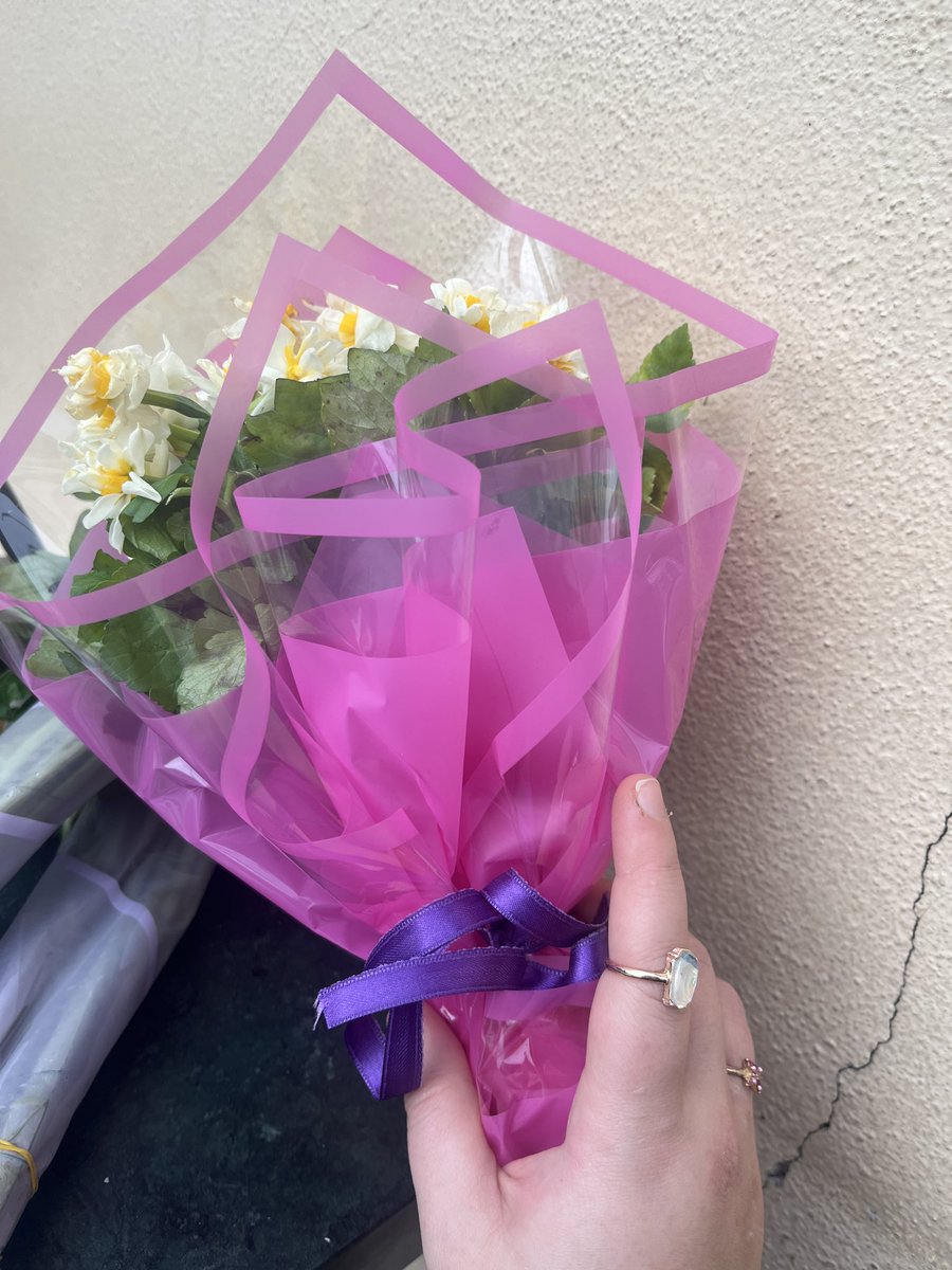 Ayla’ma nergisli bi karşılama yaptım o da benim için aynısını düşünmüş yicem bu kızı