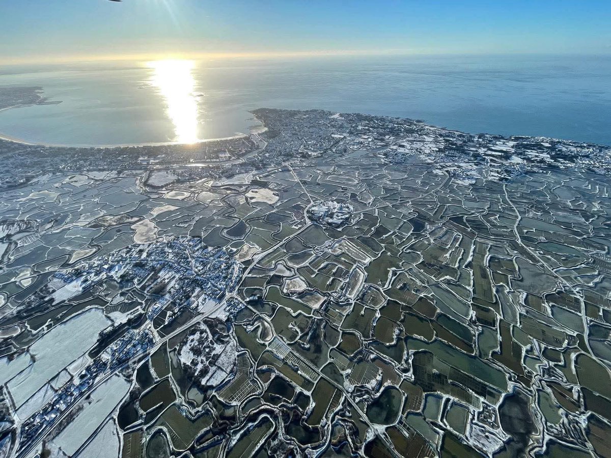 Temps_Breton's tweet photo. #Neige ☀️❄️ Les paysages enneigés embellissent notre belle région. Voici les marais salants de Guérande (44) où le blanc du sel se confond avec le blanc de la neige. La lumière du soleil vient émerveiller ces paysages. 

📸 Michèle Valois Chassignet
#Bretagne https://t.co/VsgGYYLtIs