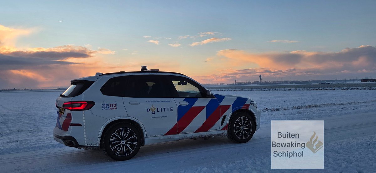 Politie Buitenbewaking Schiphol tweet media
