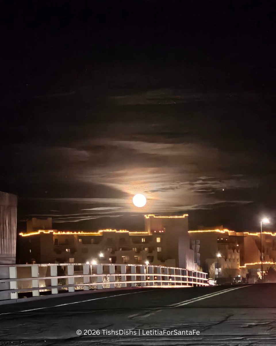 letitiaforsf's tweet image. The night didn’t announce itself. It simply arrived.  🌕  #NewMexicoNights #Moonrise #QuietMoments #Stillness #NightLight #DesertSoul #FindingLight #PauseAndReflect #Rooted #Steady #PassingThrough © 2026 TishsDishs | LetitiaForSantaFe