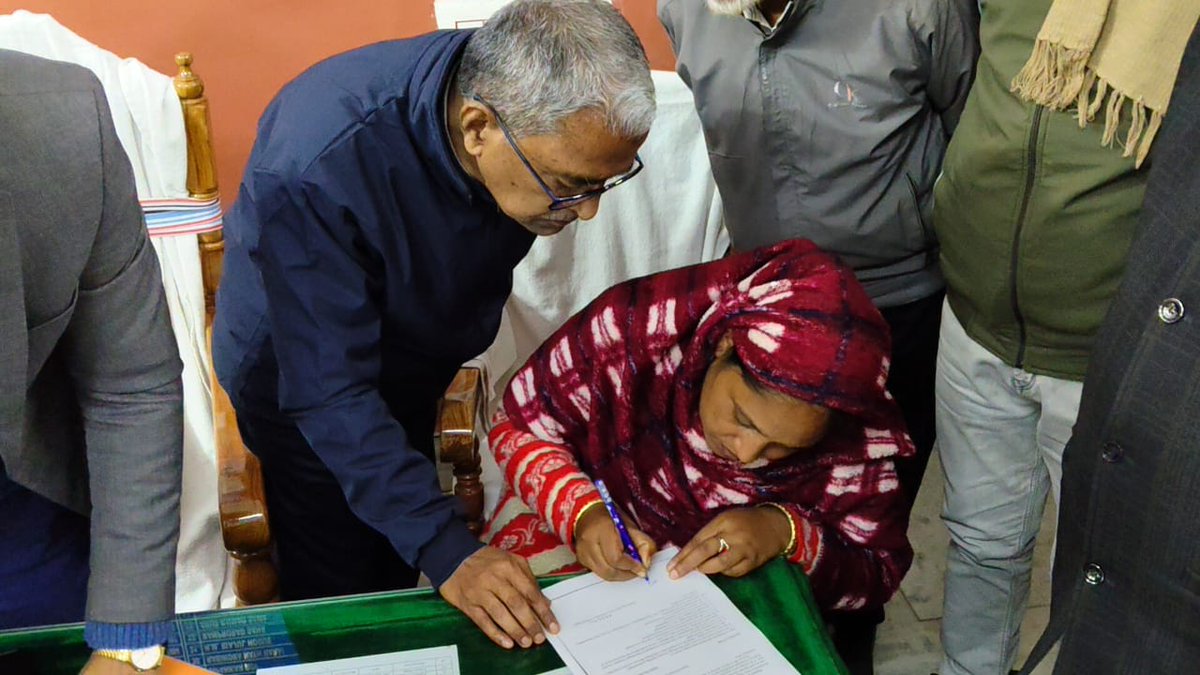khalilurMP's tweet photo. কথা দিয়ে কথা রাখলেন মাননীয়া মুখ্যমন্ত্রী মমতা বন্দ্যোপাধ্যায়!
গত ২৪শে ডিসেম্বর ওড়িশার সম্বলপুরে বিজেপি-সমর্থিত দুষ্কৃতীদের হাতে প্রাণ হারান সুতি বিধানসভার চক বাহাদুরপুর গ্রামের যুবক জুয়েল রানা।আজ নিহত জুয়েল রানার মায়ের হাতে সরকারি চাকরির এপয়েন্টমেন্ট তুলে দিলাম। https://t.co/kEjtWVlMxU