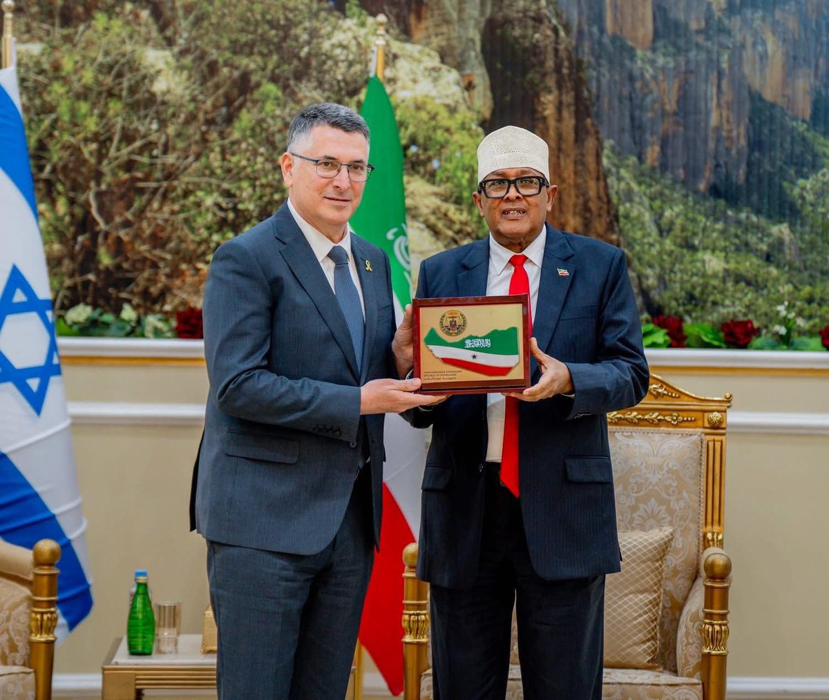 hafsaomersh's tweet photo. Kugu Maalnay Mudane!

Bal intaas English iyo Hebrew ku soo qora 😂😂😂 
Wax kale oon idhaa baan garan waayey iga walee 
#SomalilandRecognitionNow https://t.co/hSndMHlDDv