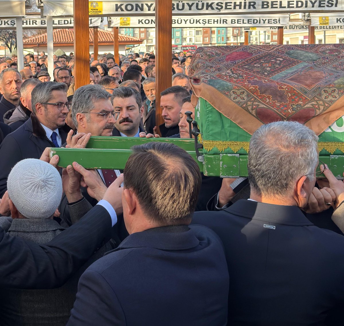 📍#Konya

Konya Milletvekilimiz, yol ve dava arkadaşımız Selman Özboyacı’nın kıymetli annesi merhume Feride Özboyacı’nın cenaze merasimine katılarak, milletvekilimize ve ailesine taziye dileklerimizi ilettik.

Merhumeye Allah’tan rahmet, kederli ailesine ve sevenlerine sabır