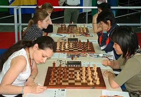 Aula_de_Ajedrez's tweet photo. Dos poderosísimas escuadras se enfrentan en la Olimpiada de #Ajedrez Turín 2006:

Rusia con Alexandra Kosteniuk (2540), Tatiana Kosintseva (2489) y Ekaterina Kovalevskaya (2460) se medía con China, quien estaba representada por Xue Zhao (2423), Yang Shen (2411) y Yifan Hou (2298) https://t.co/oNxGwNv0K0