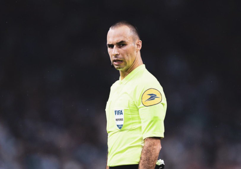 🆕 𝗔𝗥𝗕𝗜𝗧𝗥𝗔𝗚𝗘 : 𝗨𝗡 𝗦𝗬𝗦𝗧𝗘̀𝗠𝗘 𝗤𝗨𝗜 𝗡𝗘 𝗦𝗘 𝗥𝗘𝗠𝗘𝗧 𝗣𝗟𝗨𝗦 𝗘𝗡 𝗤𝗨𝗘𝗦𝗧𝗜𝗢𝗡

La Direction de l’arbitrage de la FFF n’a pas traité le but refusé à Monaco face à l’OL.

Aucune ligne dans le débrief officiel, malgré une action revue à la VAR.

En tant que