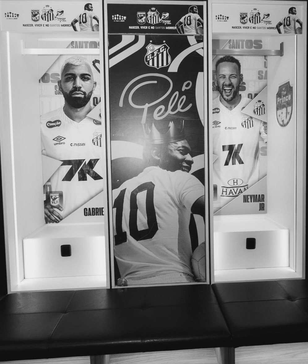 Um vestiário com:

- O maior artilheiro br da história da Libertadores 
- O maior artilheiro da história do futebol
- O maior artilheiro da história da seleção brasileira 

Que outro clube tem isso?