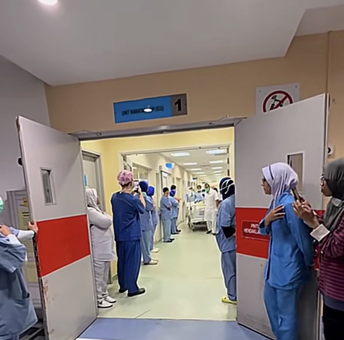 Amirrulmukminin 27, derma mata, tulang dan buah pinggang

'Saya reda... saya ikut hasrat arwah untuk dermakan semua organ dan harap ia jadi saham akhirat buatnya' - Bapa Amirrulmukminin yang meninggal dunia akibat kemalangan 25 Dis lalu.