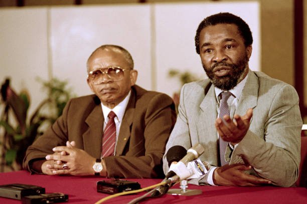 Thabo Mbeki (R) and Mendi Msimang (L) answer journalists at a press conference, on October 17, 1989 in Kaula Lumpur. Photo: Manuel Ceneta