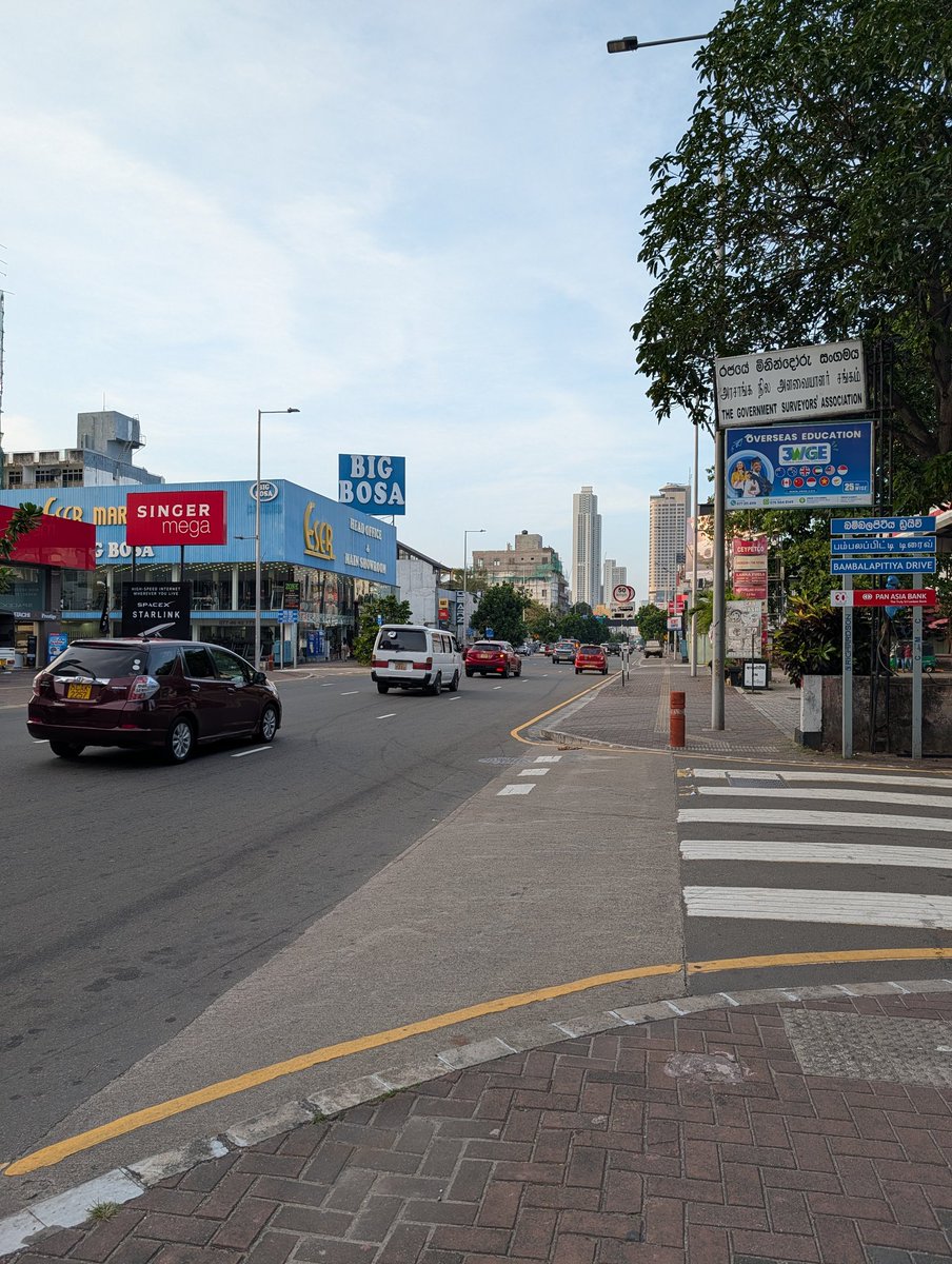 artbyahbuna's tweet photo. "So did you like Sri Lanka?

"Bro I am so infrastructure deprived in India that I kept taking road pictures all the time" https://t.co/eNLmLPgxwE