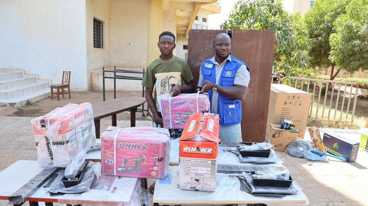 OIMMali's tweet photo. En décembre, l’@OIM a soutenu la réintégration socioéconomique de migrants de retour via le projet #MPRR, financé par l’🇪🇺 : appui financier, formation et kits d’activités.
📦 864 kits pour transformer les compétences en revenus durables. https://t.co/6kgI2XfQzM