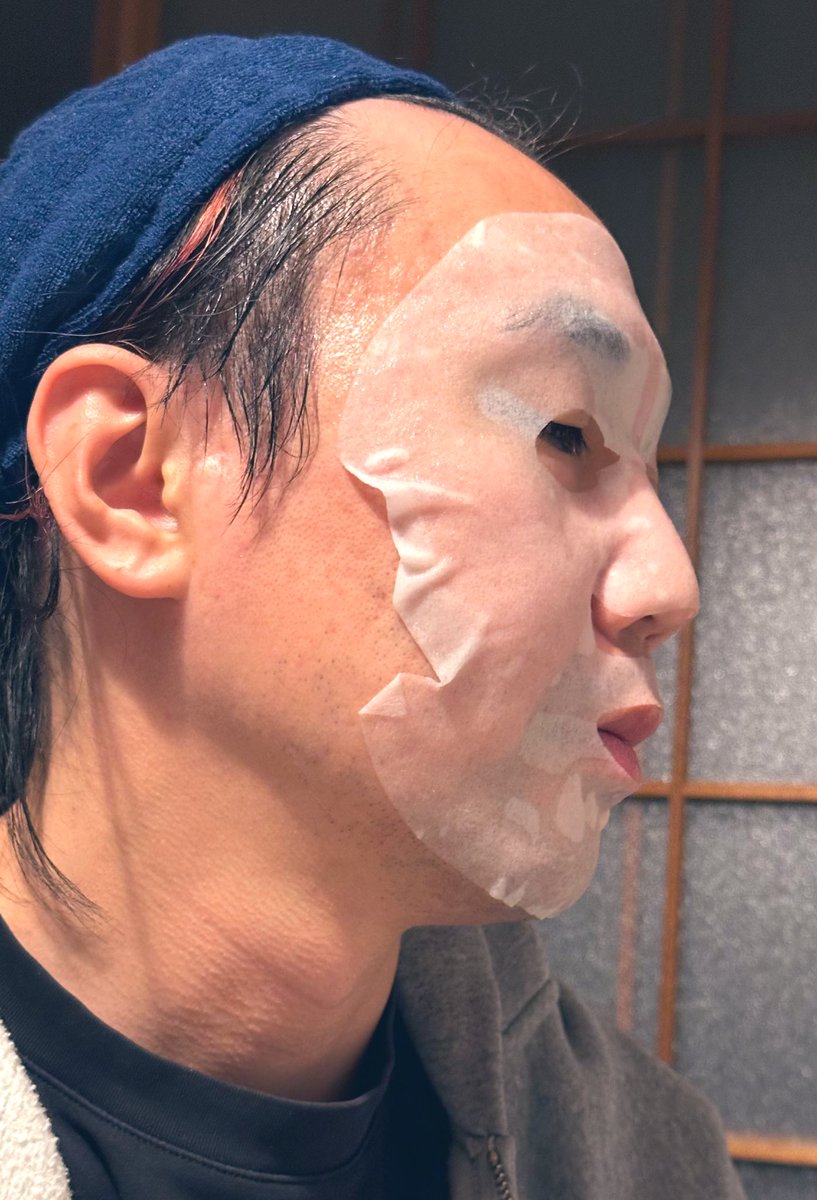 最近やっと少しスキンケアするようになったんだけど、妻がくれるパックがあまりにもサイズ違いで悲しい。美容成分が端の方まで全然行き渡らない………