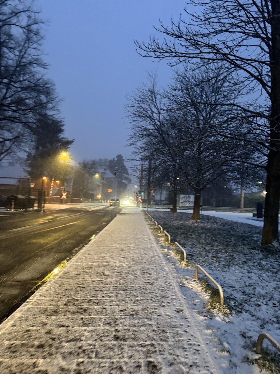 Dünya hayatı göz açıp kapayıncaya kadar geçip gidiyor. Ne yazık ki geçici olan için kalıcı olanı feda eder hâle geldik. Oysa bir sineğin kanadı kadar değeri olmayan dünya için ebedi hayatı riske atmak akıl kârı değil… Rabbim bizleri gafletten uyandırsın..