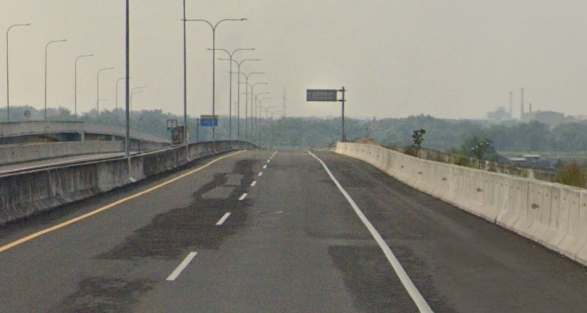 TitiusBitius's tweet photo. here's a thread on the absolute catastrophic state of our new toll roads. i'll try to update every so often

(in order)

1. Cisumdawu KM 197
2. Manyar - Mojokerto KM 3
3. Kayu Agung - Palembang KM 364
4. Serpong - Balaraja KM 17 https://t.co/xiam2FVCbP