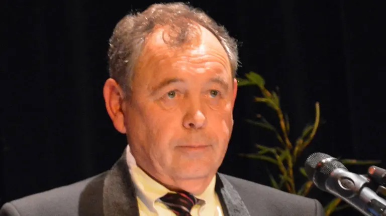 TeamFSociety1's tweet photo. #RichardChatellier ancien maire de de Nazelles-Négron sera jugé par le tribunal de Tours le 5 février 2026 pour viol qui a été redéfini en agression sexuelle sur mineur : colère !! 

Les victimes étaient des enfants placés chez lui car sa femme était famille d'accueil. https://t.co/GTKWR6EB3x