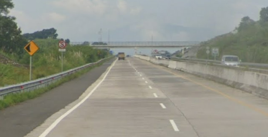 TitiusBitius's tweet photo. here's a thread on the absolute catastrophic state of our new toll roads. i'll try to update every so often

(in order)

1. Cisumdawu KM 197
2. Manyar - Mojokerto KM 3
3. Kayu Agung - Palembang KM 364
4. Serpong - Balaraja KM 17 https://t.co/xiam2FVCbP