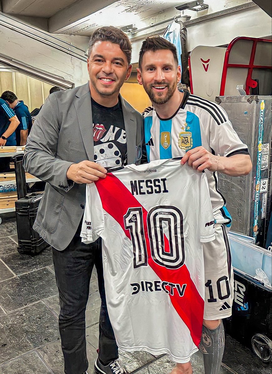 sudanalytics_'s tweet image. 🤯🇦🇷 Lionel Messi cuenta cuando FUE A PROBARSE A RIVER antes de ir a Barcelona:

“Fui a River a hacer una prueba, fui por mi cuenta, hice una prueba, estuve entrenando y a los 10 días volví.

River me dijo que sí, que quería que me quede y que se iba a hacer cargo del…
