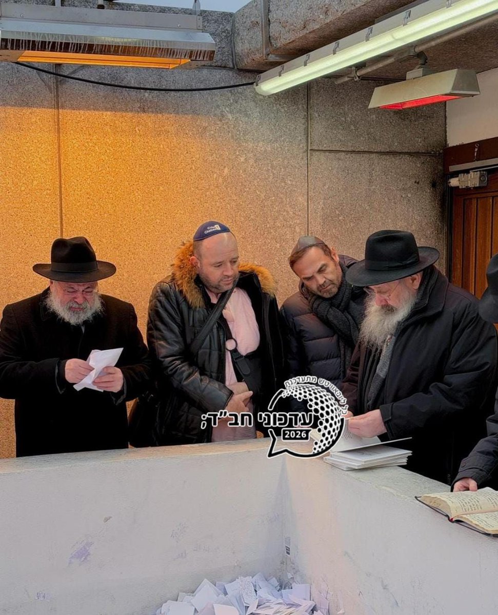 זוכרים את אחמד אל-אחמד, המהגר הסורי שהתנפל על המחבל בחוף בונדיי ומנע אסון כבד יותר, בטבח במסיבת חנוכה של חב"ד בה נרצחו 16 יהודים הי"ד?
הבוקר הוא הגיע אל הרבי מליובאוויטש, להתפלל על קברו ברובע קווינס בניו יורק, ולבקש שיהיה טוב ושלום בעולם.