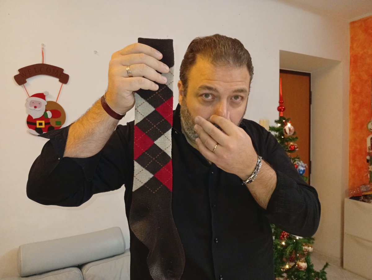 GaetanoIngala's tweet photo. Capisco che non è lavata ma una cosina me la potevi lasciare. 
Grazie Befana!

Gapplausi Alla Vita... Sempre!

#attore con #vitadaattorebiologico senza #befana #epifania2026 
#ameglihastagnonpiaccionomaavoltesi https://t.co/QpmbmN3WEZ