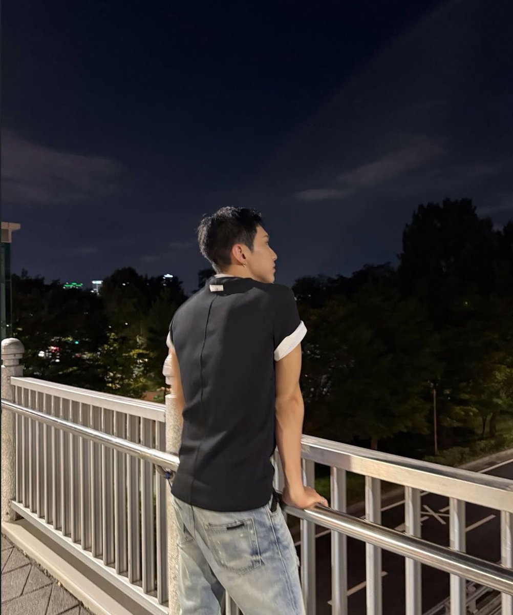 ulthorangdan's tweet image. he looks effortlessly good at all angles😩😩
front? back? left? right? soooo fkkn hot 🥵