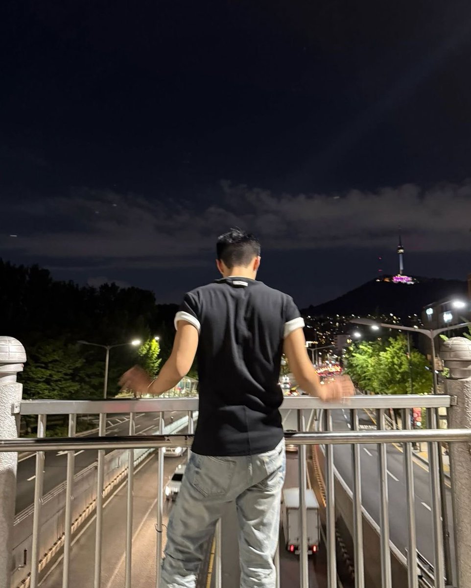 ulthorangdan's tweet image. he looks effortlessly good at all angles😩😩
front? back? left? right? soooo fkkn hot 🥵