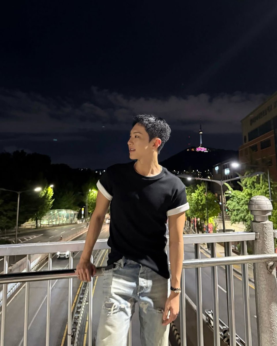 ulthorangdan's tweet image. he looks effortlessly good at all angles😩😩
front? back? left? right? soooo fkkn hot 🥵