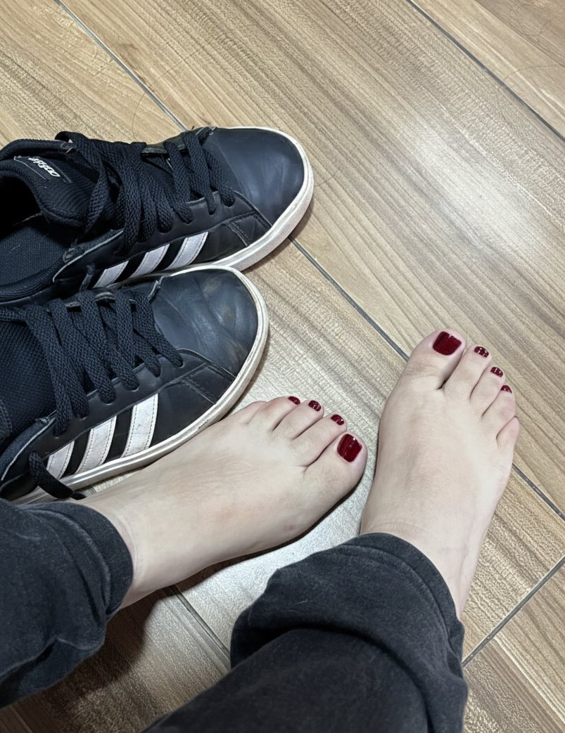 Kimofc06's tweet photo. Pausa do almoço para mostrar meus p��s cansados 👣❤️‍🔥

O que fariam com eles? 🤫🫣

#pes #packdepe #feet #feetphotos #trabalho https://t.co/AoFe2dFZjT