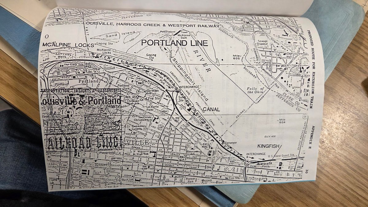 allhopeissean's tweet photo. Happy #TrolleyTuesday
In the early 90s, Louisville had a light rail commission that included a subcommittee for an "excursion train". A waterfront trolley service that would mostly serve tourists, connecting the McAlpine Locks to the Wharf by the Belvedere. https://t.co/onfQDAZEpF