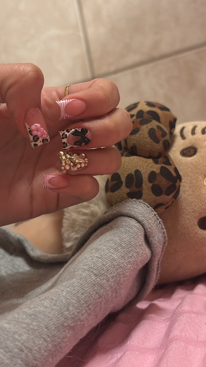 Chinabbgg's tweet photo. and my toes match duhhhh! https://t.co/DteQJmtQMN