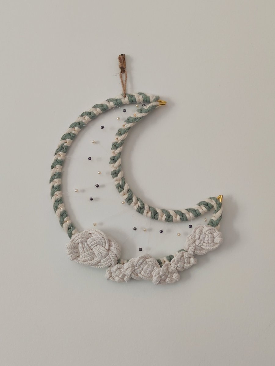 Vous pouvez retrouver mon attrape-rêve Lune dans la boutique Douceurs d'Amé à Agde ainsi que plusieurs autres de mes créations ! N'hésitez pas à y faire un tour ! 🌙