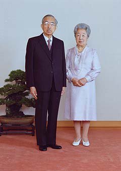 JPNHistoria's tweet photo. 1989年、昭和64年1月7日
昭和天皇 崩御

十二指腸乳頭周囲腫瘍（腺癌）のため長く療養されていたが、午前6時33分に崩御（晩年・87歳）。神代を除く歴代天皇のなかで最も長寿であった。また、昭和天皇の崩御後には、数名の殉死者が出た。 https://t.co/oVUTTYJYCR