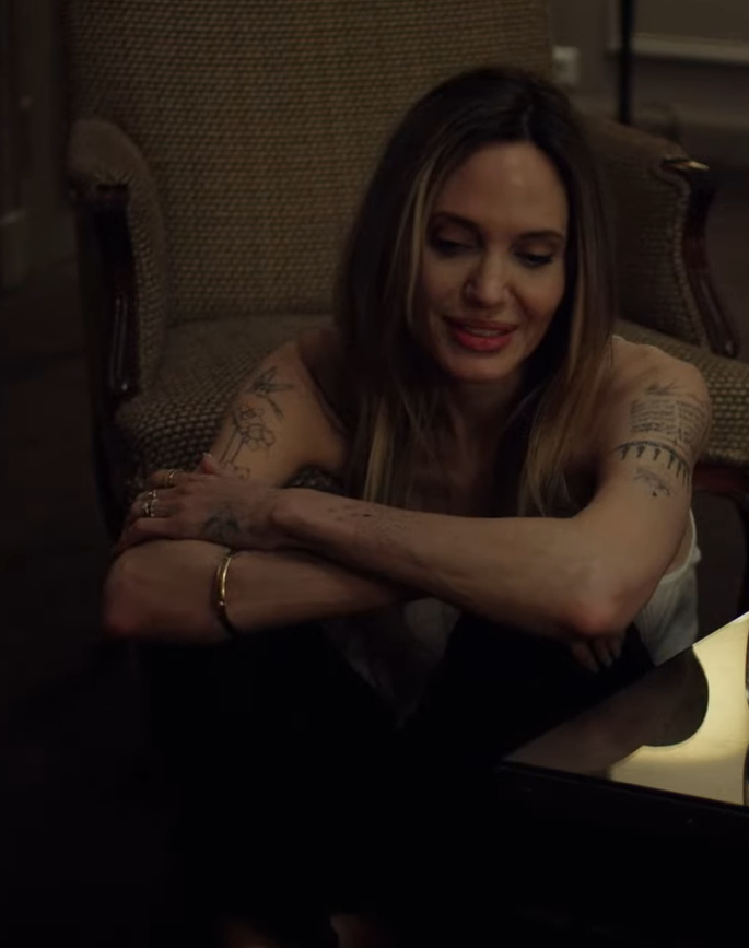 MagaliDMathias's tweet photo. i love it when they add more tattoos to her characters in films https://t.co/ssIDQ7gAdL