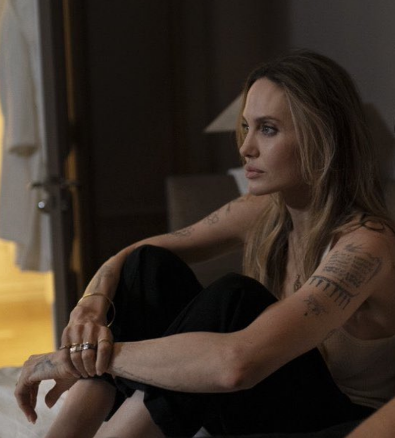 MagaliDMathias's tweet photo. i love it when they add more tattoos to her characters in films https://t.co/ssIDQ7gAdL