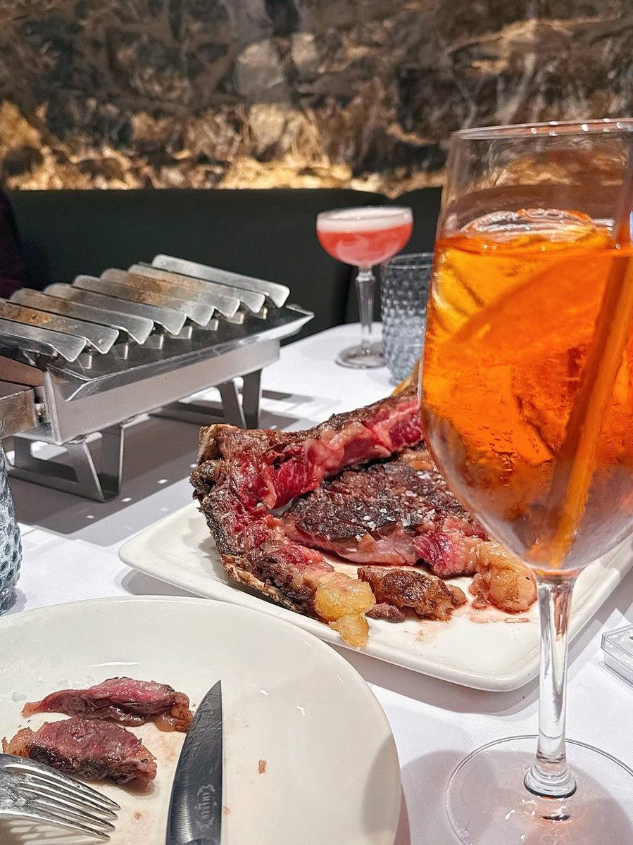 DanRDaniel22's tweet image. A well-cooked steak paired with a cold red drink is a great time to enjoy the taste of life 🍷🥩