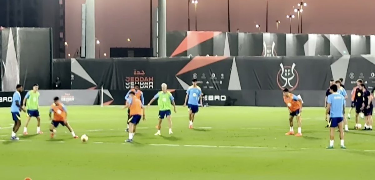 sports_tourism_'s tweet image. تواجدت منصة السياحة الرياضية في تدريبات فريق برشلونة في ملاعب التدريبات بمدينة الملك عبدالله الرياضية 
ولم يظهر يامين لامال في تدريبات الفريق الكتالوني وكان مؤتمر فريق برشلونة قد أقيم قبل التدريبات 
#السوبر_الاسباني