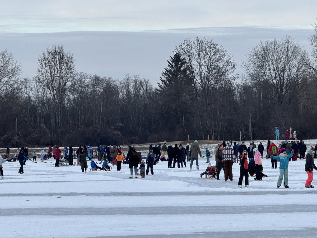 Schlittschuh fahren auf dem zugefrorenen Weidmannsee bei Kissing.