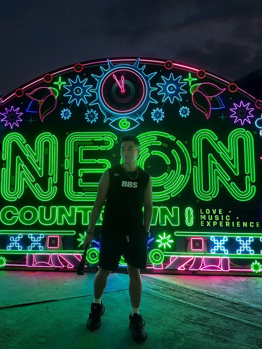 zhirong92's tweet photo. The best countdown event ever 🥹
Music loud, lights bright and my heart is full 🥰
Thanks Neon Countdown ❤️
Also thanks to everyone I met on this trip ❤️❤️
#neoncountdown #ravelife #endofyear #memoriesmade https://t.co/7646DmKyL8