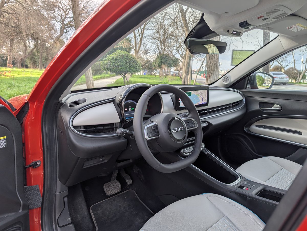 🇮🇹 500'ün Abisi Şehre İndi: Fiat 600e Testte!

Herkesin sevgilisi Fiat 500 büyüdü, 4 kapılı oldu ve tamamen elektriklendi! 1 haftadır "La Prima" donanımlı Fiat 600e ile beraberiz. Bakalım "Dolce Vita" elektrikle nasıl oluyormuş? 🍊

Editörün notları: ✅ Artılar:
Tarz: Yoldaki en