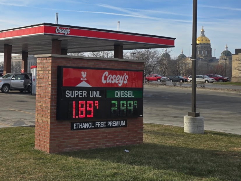 SenJoniErnst's tweet image. 📍Des Moines, Iowa

$1.89 for a gallon of gas.

Thank you, President Trump!