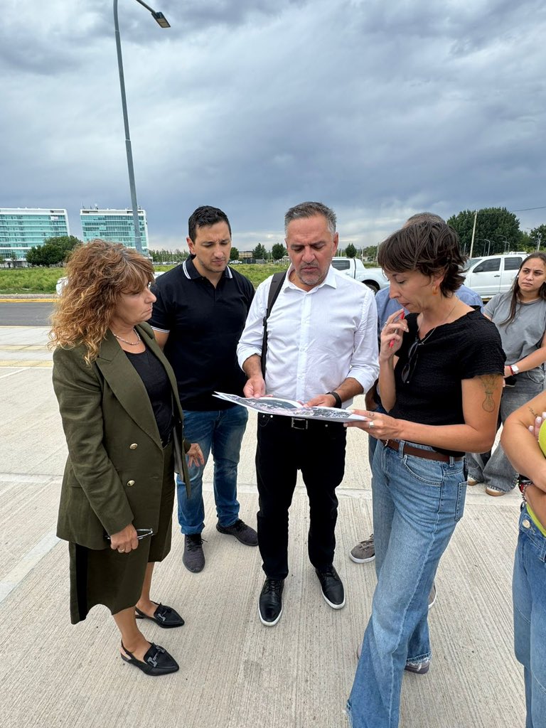 minsegneuquen's tweet photo. Comenzó la coordinación del operativo de seguridad para la Fiesta Nacional de la Confluencia. 

Habrá controles preventivos en accesos estratégicos, con especial atención en las calles Río Negro y Linares. https://t.co/Tya8wWbCu6