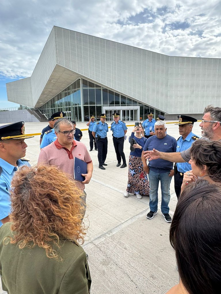 Comenzó la coordinación del operativo de seguridad para la Fiesta Nacional de la Confluencia. 

Habrá controles preventivos en accesos estratégicos, con especial atención en las calles Río Negro y Linares.