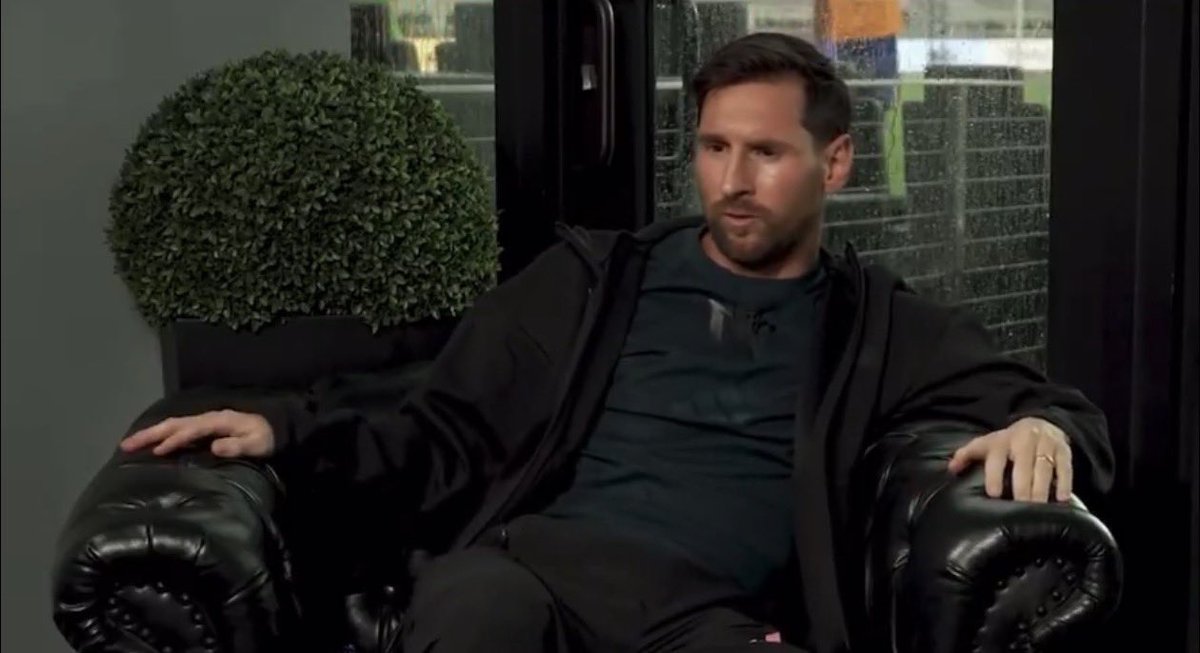 bt3's tweet image. أكثر شيء لا تحبه في نفسك❓

🚨🚨🚨🚨🗣️ الأسطورة ليونيل ميسي: 

أكثر شيء لا يعجبني في نفسي هو أنني عندما أدخل في حالة ما أنغلق على نفسي، ويصعب عليّ الخروج منها.

أي تفاهة، أحيانًا أي شيء بسيط يغيّر مزاجي، فأدخل في حالة انغلاق ويصعب عليّ الخروج منها.

الشخص الذي يخرجني من هذه…