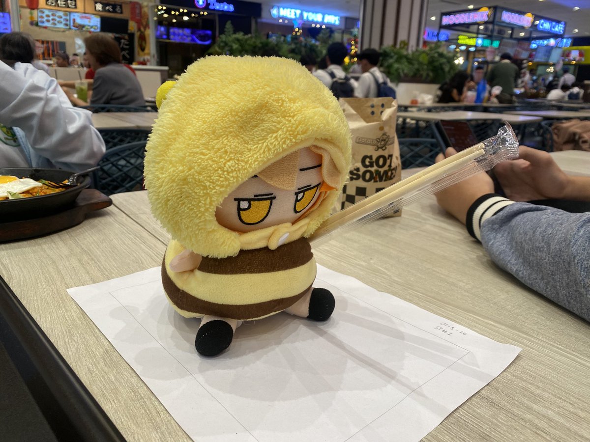 Shinju_47's tweet photo. MARISA BEE HOLDING AN DAMN CHOPSTICK!! https://t.co/aqJdDTiot4