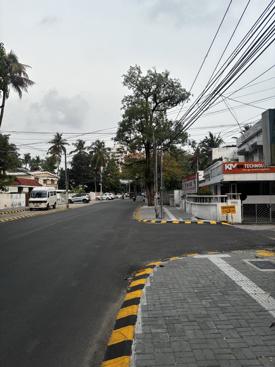thereitsu's tweet image. Roads of Kochi. Well it’s not the same everywhere in the city but there are many places which are beautiful and well maintained !!