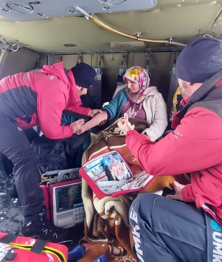 Bahçesaray ilçemizde bulunan 31 yaşındaki miad gebe vakası için, yolun kapalı olması nedeniyle kara yolu ile ulaşım sağlanamamıştır. Bunun üzerine UMKE ekibimiz tarafından Emniyet Müdürlüğüne ait Skorsky helikopter ile hasta nakli gerçekleştirilmiş, hastamızın ileri tetkik ve