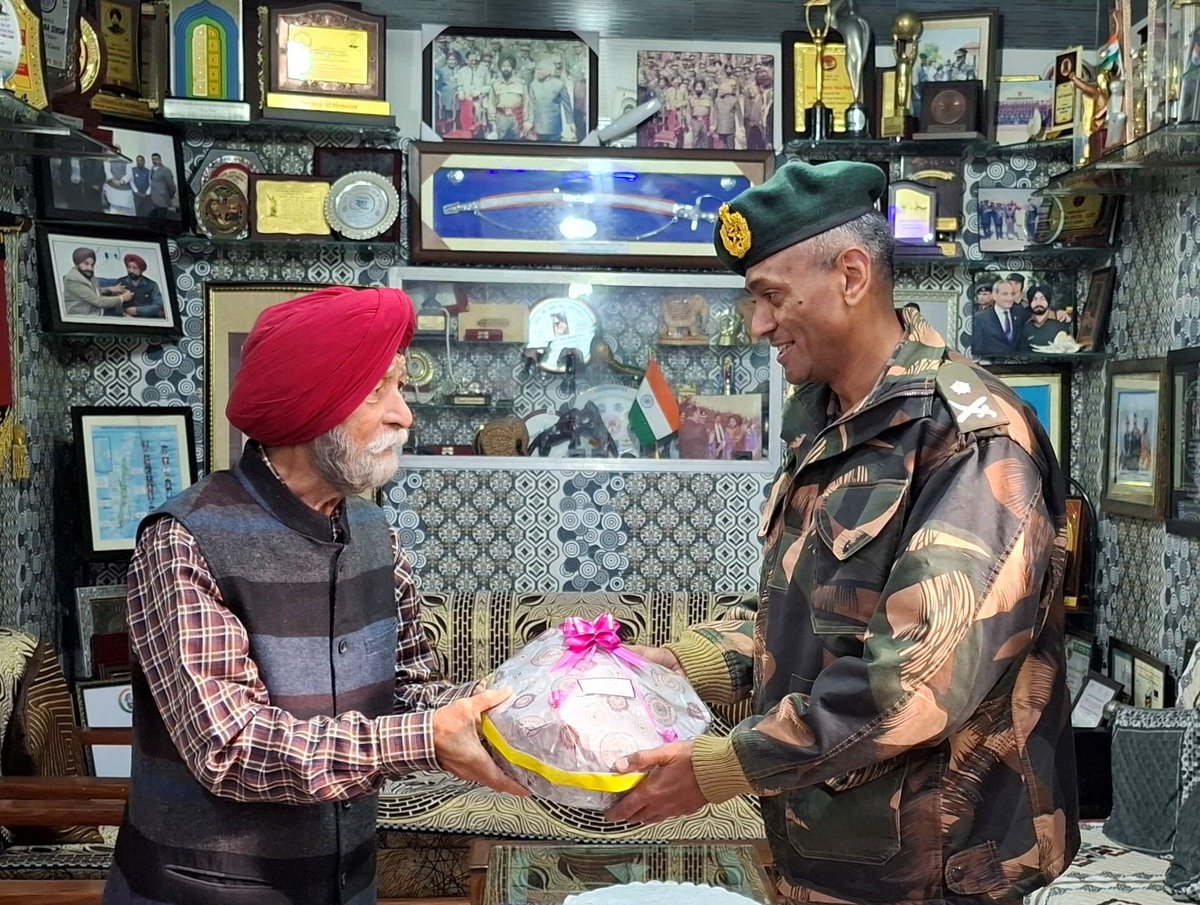 Maj Gen Ajit M Yeole , GOC Tiger Division greeting Param Vir Honorary Capt Bana Singh(Rtd) on his 77th birthday today.

MATA RANI keeps blessing Honorary Capt Bana Singh Ji.

#IndianArmy believes in
Our Veterans 
Our Pride