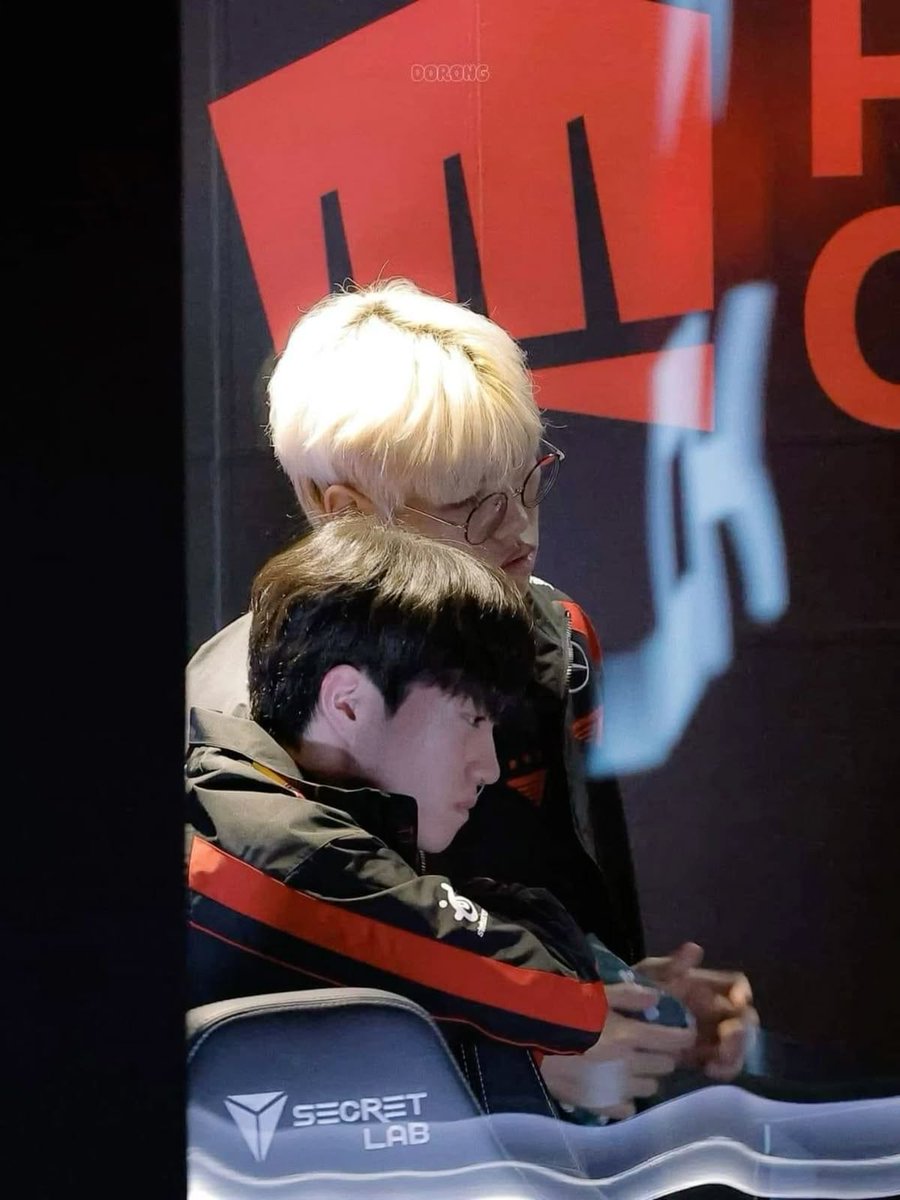 Keria and Oner friendship really reminds me of Faker and Untara. The vibes are similar (to be honest).
Ahh, I hope they'll be best friends for a long time too 🥹